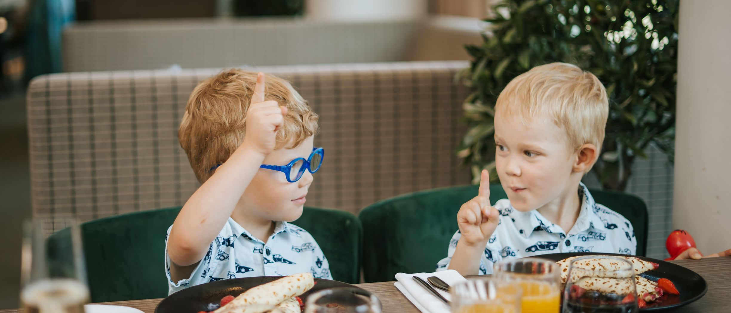 Kaks poissi Nero restoranis laua taga istumas