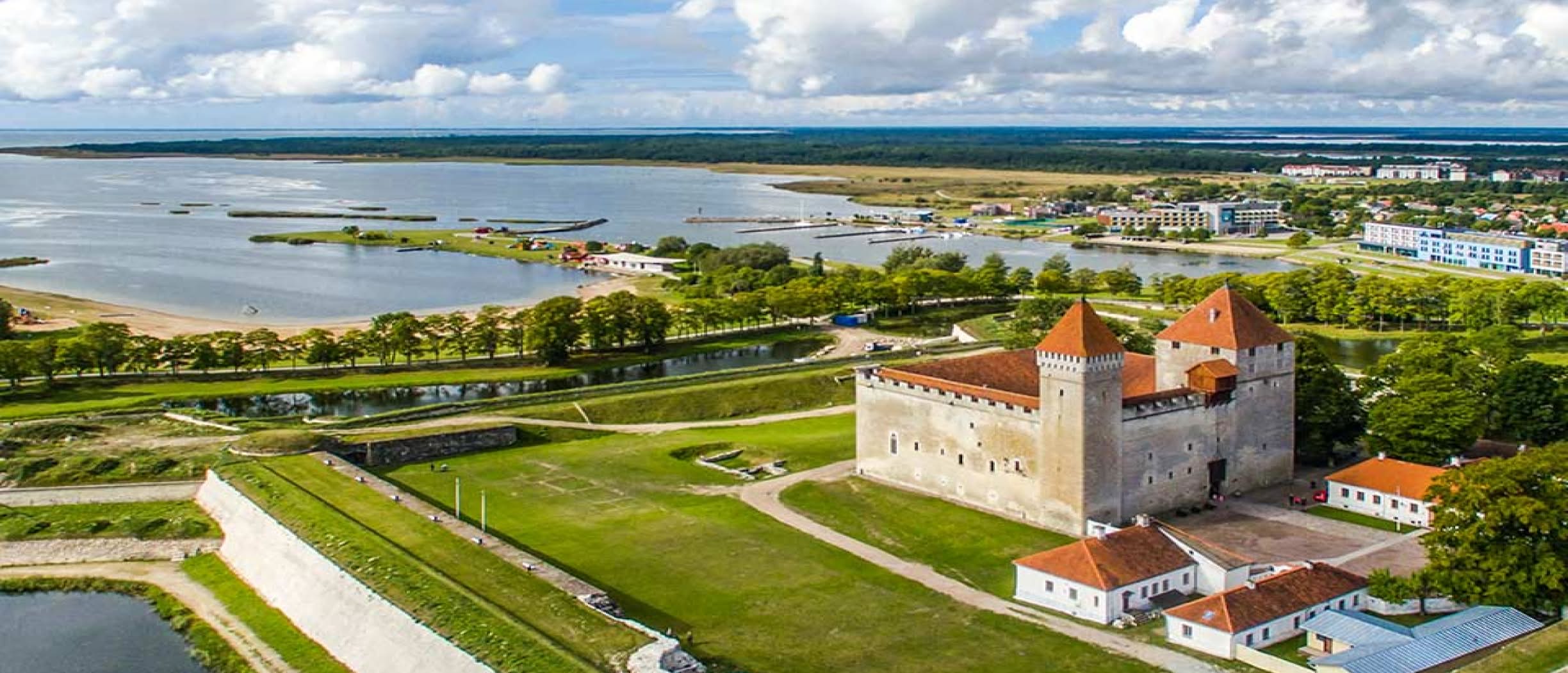 Kuressaaren piispanlinna sijaitsee Saarenmaan rantamaisemassa