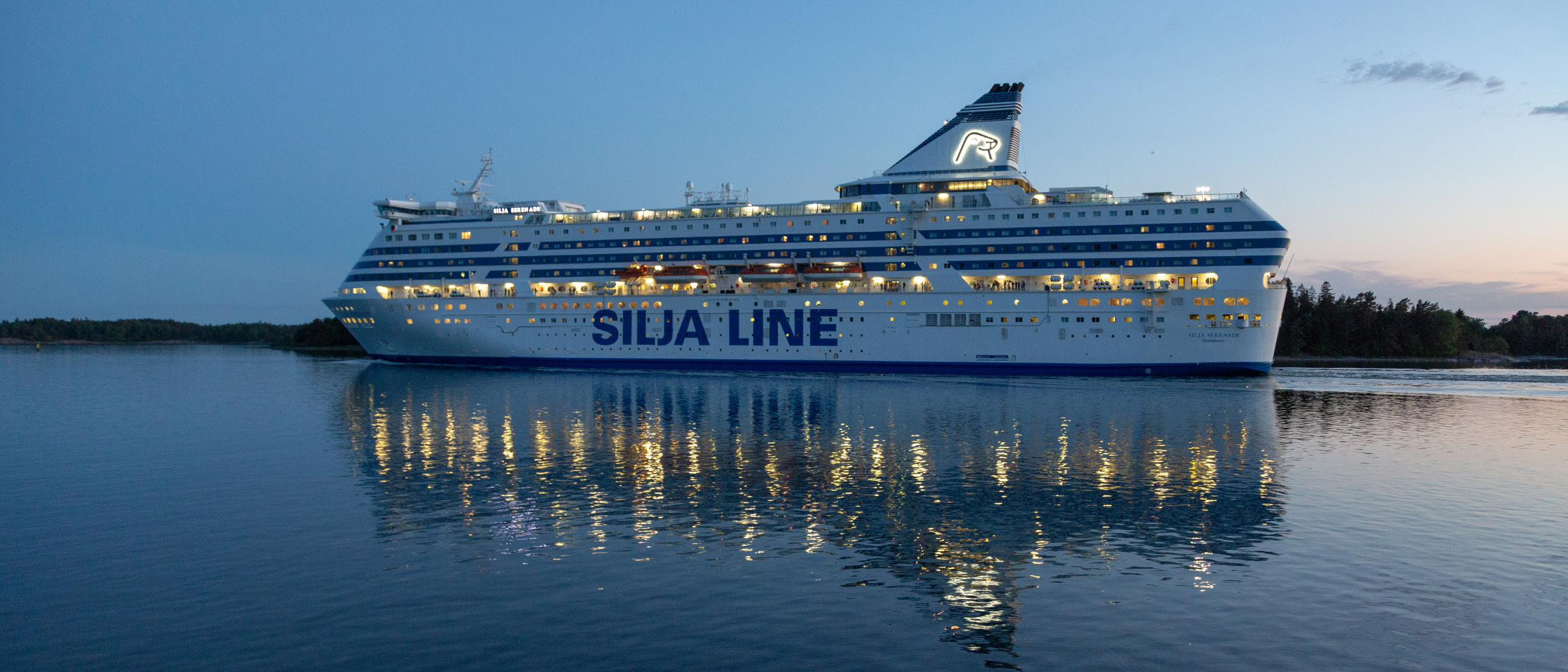 Silja Serenade seglar på Östersjön på kvällen